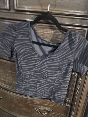 lululemon athletica Gray Zebra-Print V-Neck Short Sleeve Top
